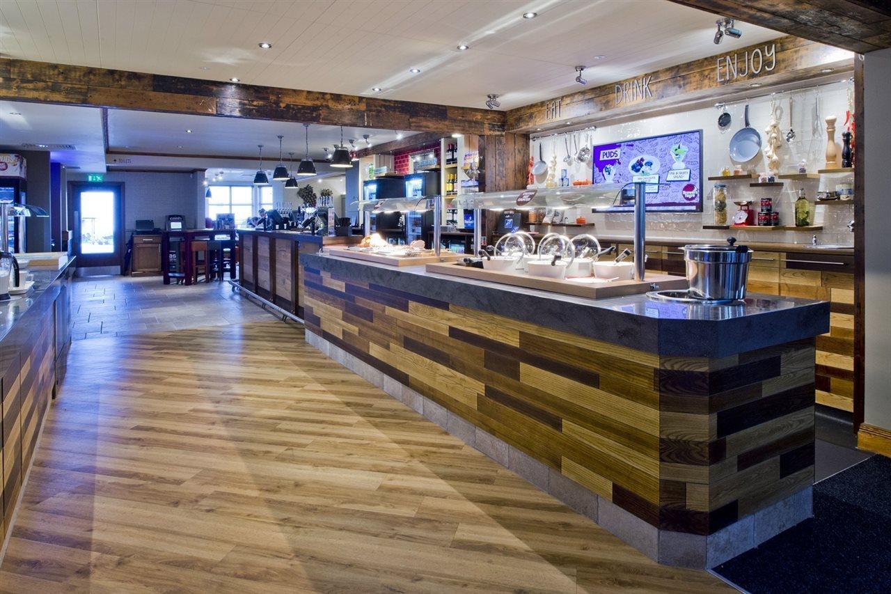 Premier Inn Premier Inn Бидефорд Екстериор снимка