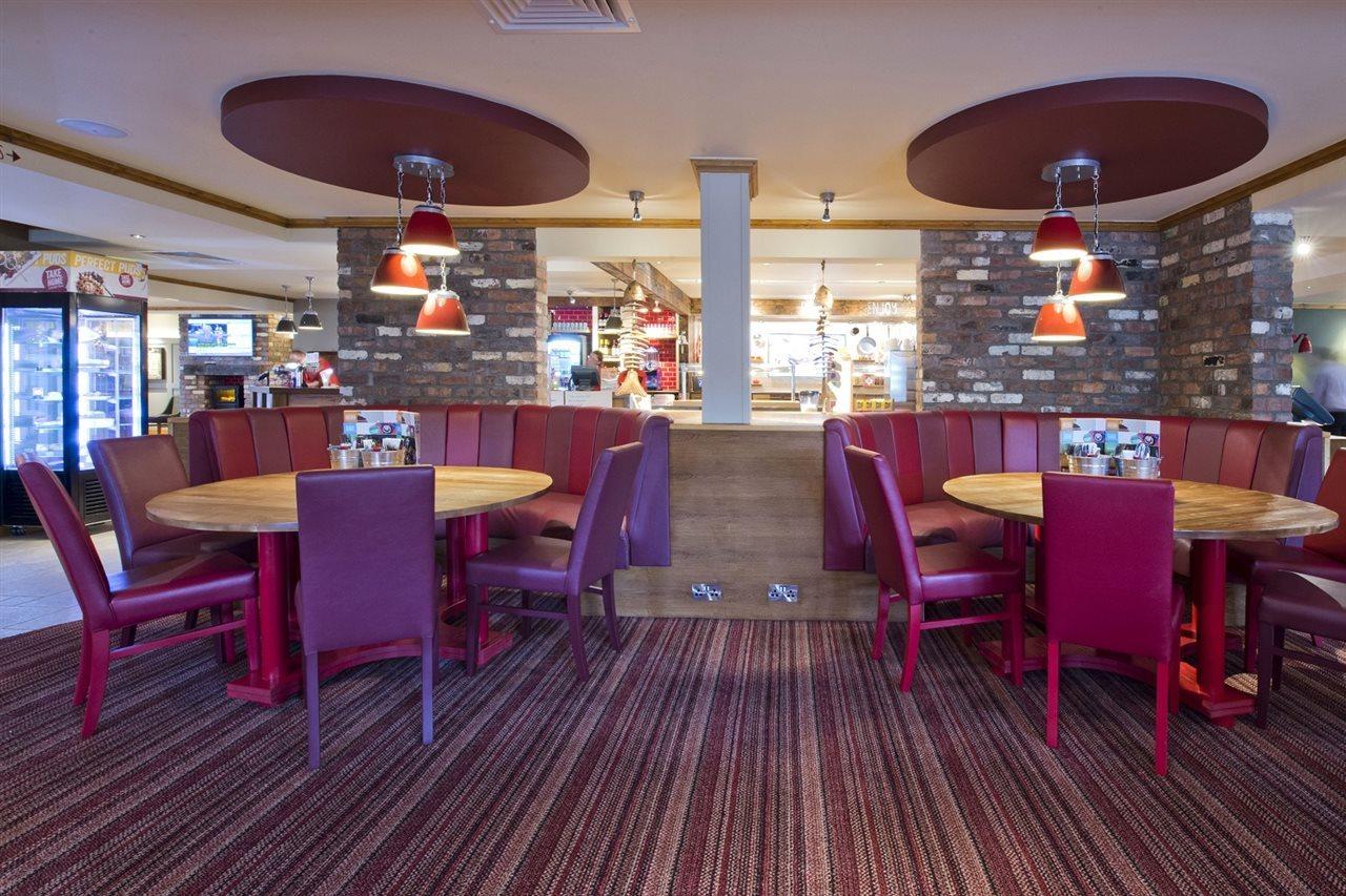 Premier Inn Premier Inn Бидефорд Екстериор снимка