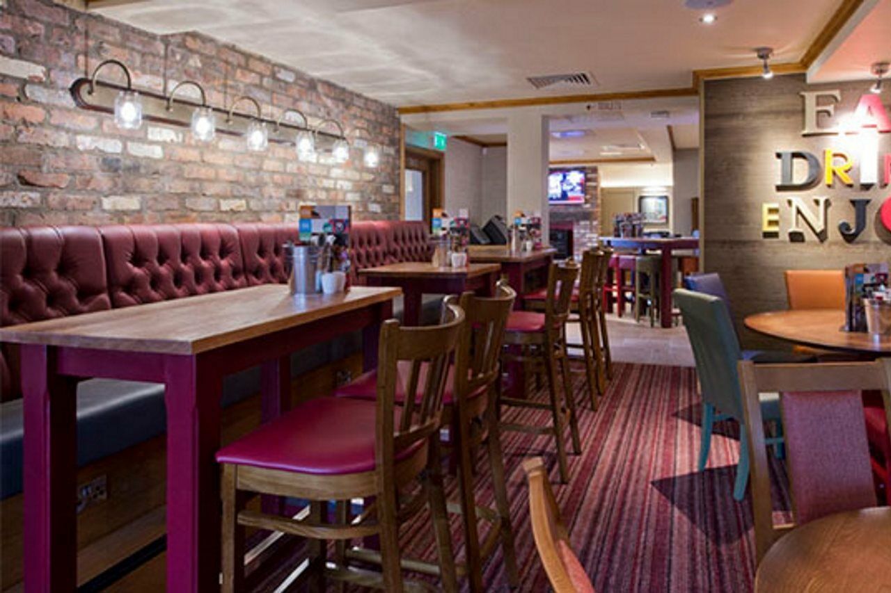 Premier Inn Premier Inn Бидефорд Екстериор снимка