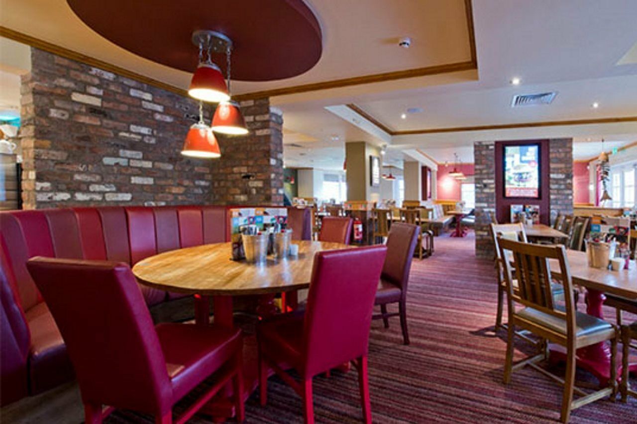 Premier Inn Premier Inn Бидефорд Екстериор снимка