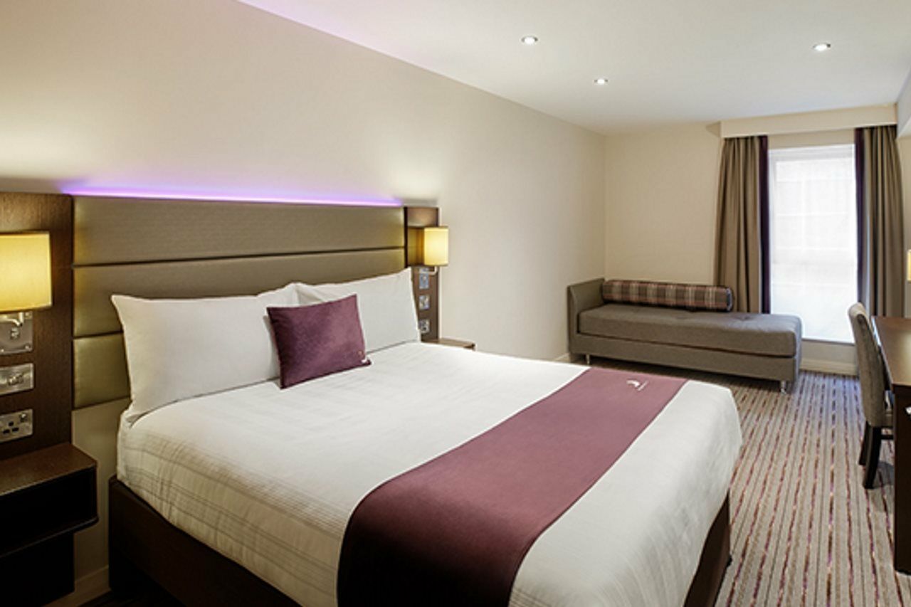 Premier Inn Premier Inn Бидефорд Екстериор снимка
